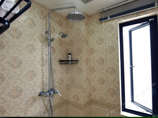 鹿叁苍麓天窗大床房