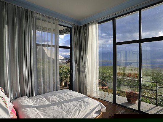 一楼两面临海带阳台海景大床间