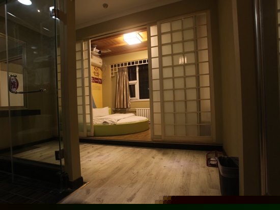 主题激情圆床水床房