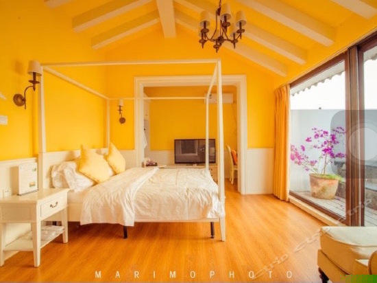 滨水露天浴缸海景房