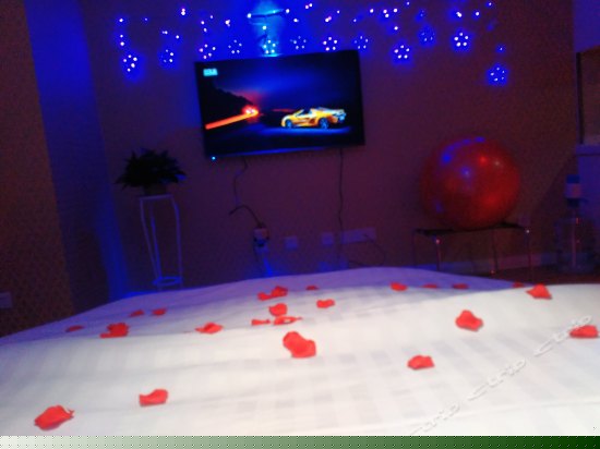 紫色海景电动圆床房