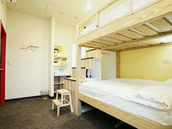 乡村风格温馨四人房