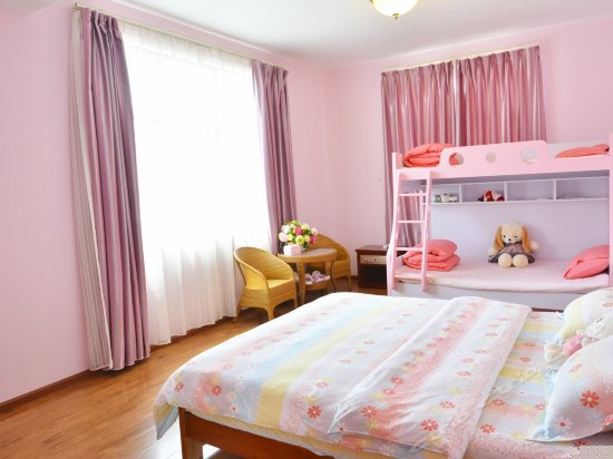 温馨山景家庭房