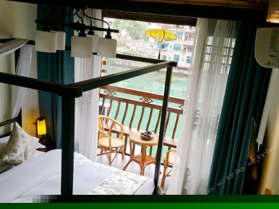 浪漫河景大床房