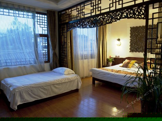 白族特色豪华家庭房