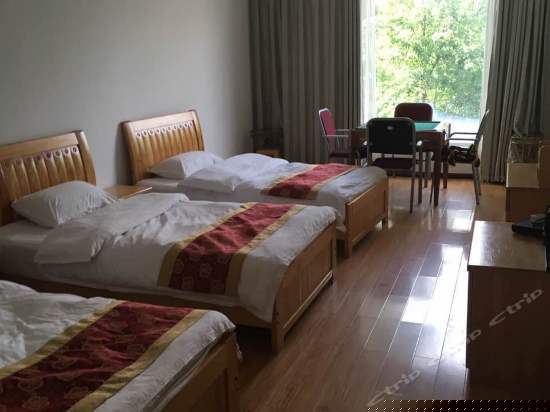 休闲娱乐三人间