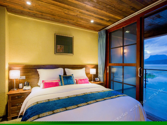 暖阳泸沽湖景贵宾房