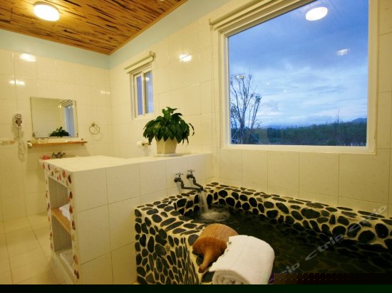 室内泡汤温馨四人房