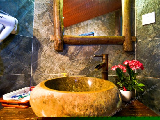 前院豪华阳台观景蜜月房