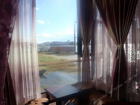 二楼侧面临海海景大床间