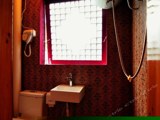 阳台河景大床房B