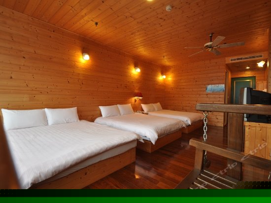 原木窗型六人房