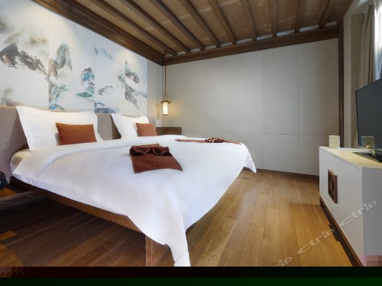 豪华园景大床房