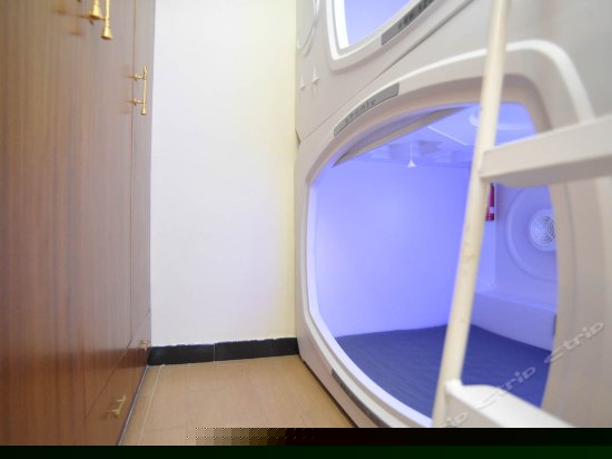 女生四人间单人舱