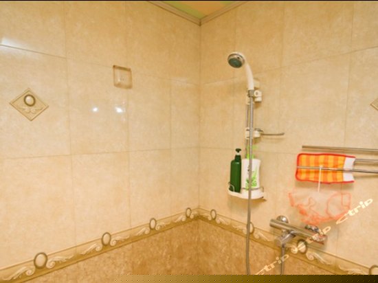 阳台阔景女生8人房(床位)