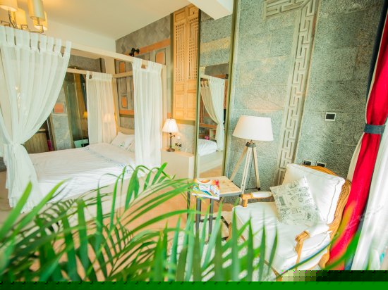 正面180°临水阳台海景大床房