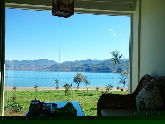 二楼湖景蜜月房