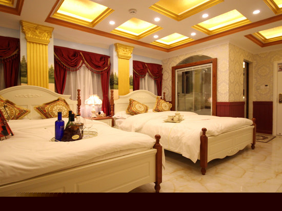 温馨宫廷家庭房