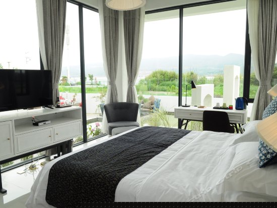 豪华水漾海景大床房