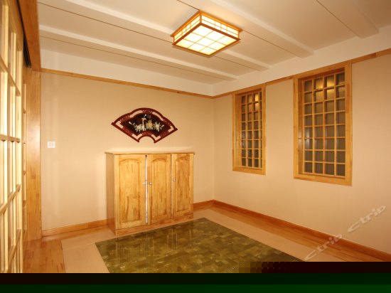 龙湾豪华石板玉房