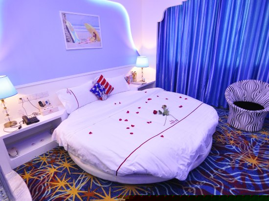 左岸情调圆床房