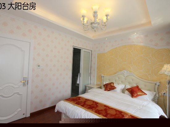 203阳台大床房