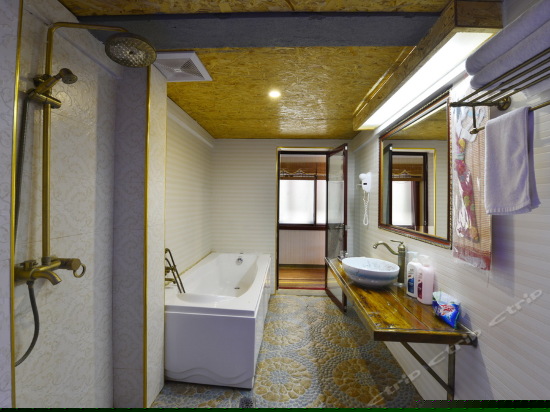 露台江景红木大床房