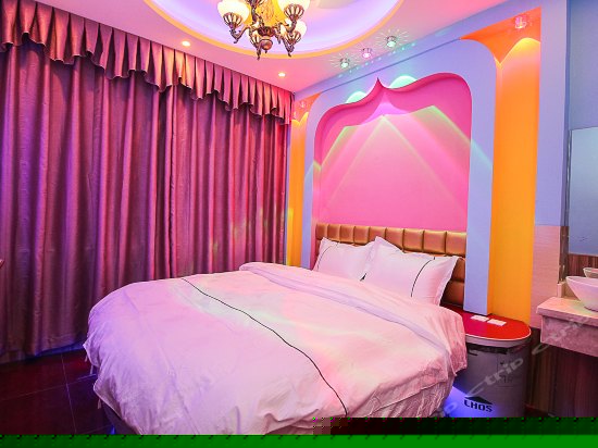 情侣主题圆床房