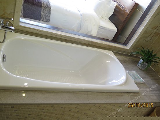 实木泡池温泉双床房