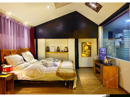 二楼豪华观景大床房