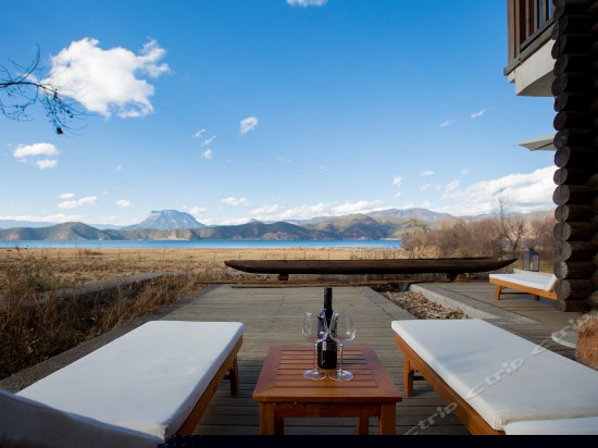 豪华湖景大床房