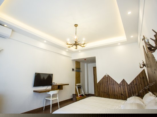 木落望山大床房