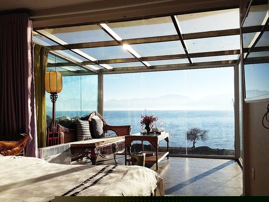 阳光湖景大床房