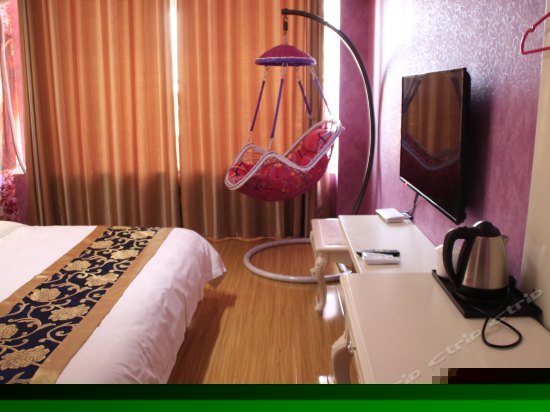 温馨情侣圆床房