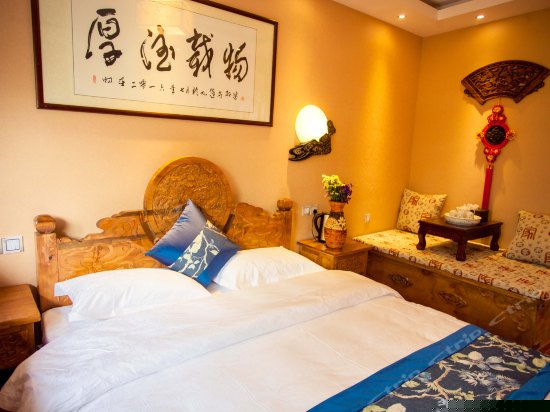 二楼豪华墨韵家庭房