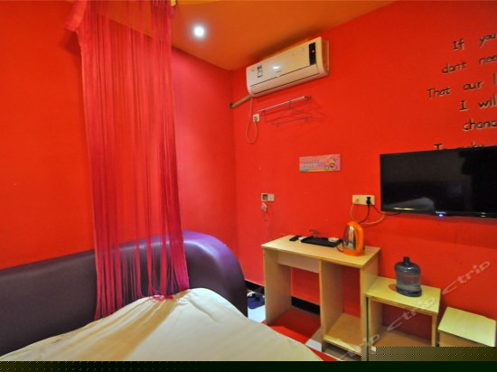 椭圆床情侣主题房