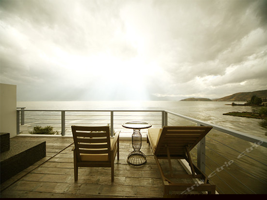 滨水露天浴缸海景房