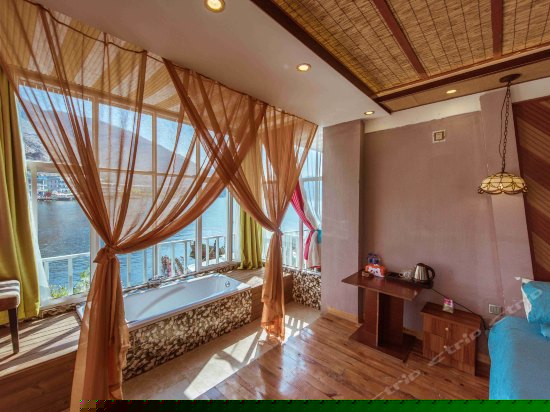 海景露台浴缸桑拿房2层