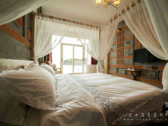 正面180°临水阳台海景大床房