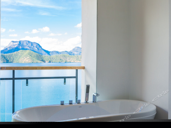 且慢湖景大床房