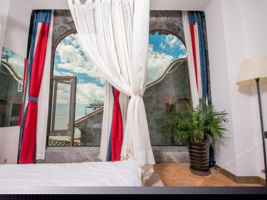 落地窗特价大床房