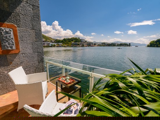 正面180°临水阳台海景大床房