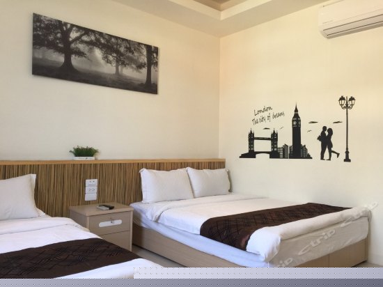 现代风双大床双人房