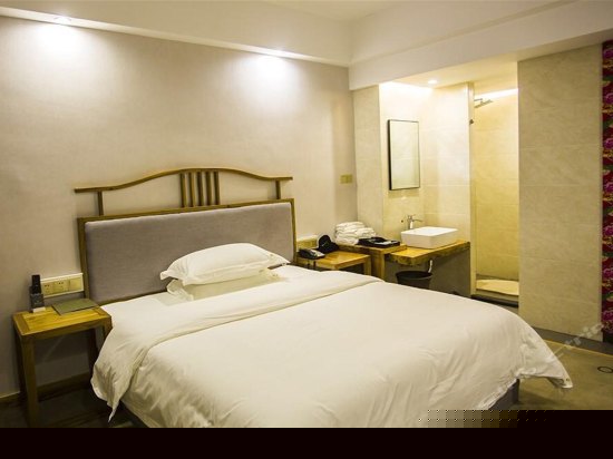 月上梅梢大床房