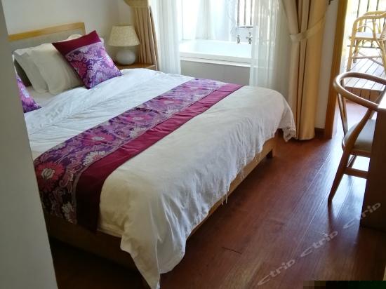 山水豪华大床房