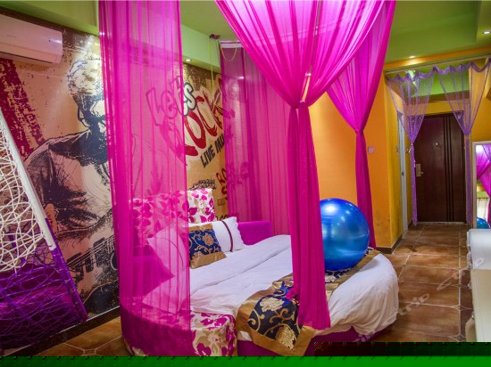 温馨情侣圆床房