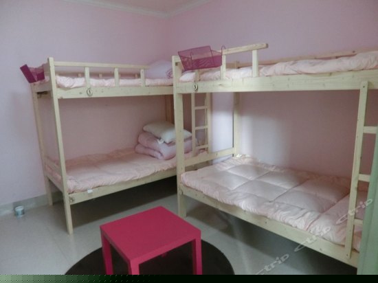 女生六人床位间