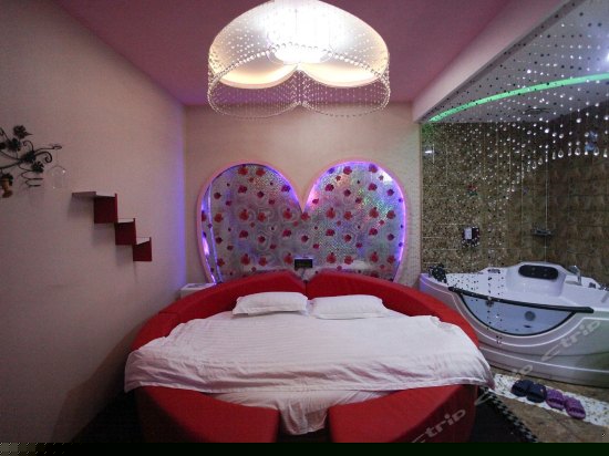 豪华按摩浴缸房