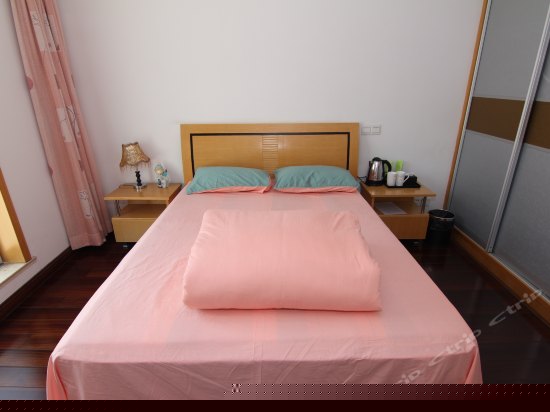 浪漫实木大床房