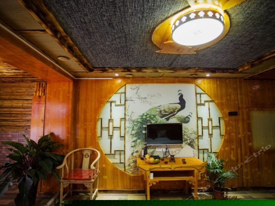 凤凰浓情情侣圆床房